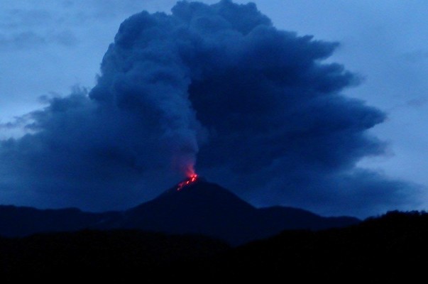 Volcán Reventador registró intensa actividad con emisiones de ceniza y material incandescente durante el fin de semana