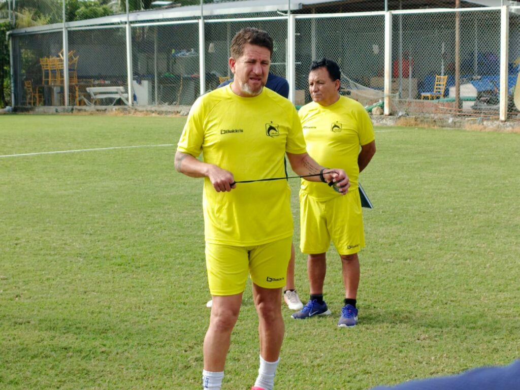 Patricio Urrutia dirigiendo un entrenamiento de Delfín SC