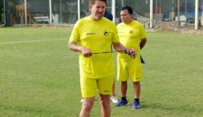 Patricio Urrutia dirigiendo un entrenamiento de Delfín SC
