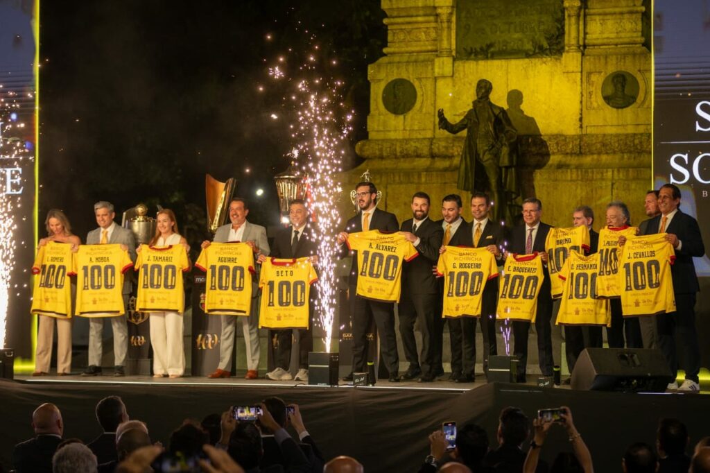 La sesión solemne, que dio inicio pasadas las 17:30 de este 1 de mayo