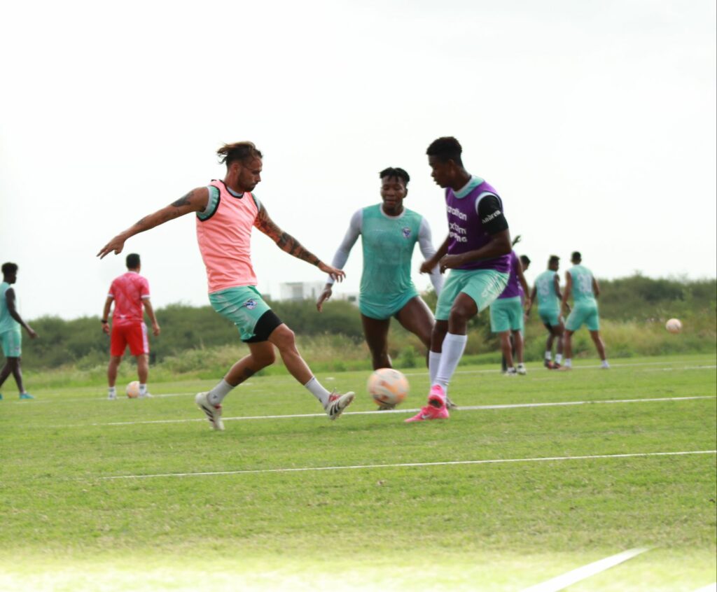Jugadores del Manta FC durante un entrenamiento en el complejo San Juan.