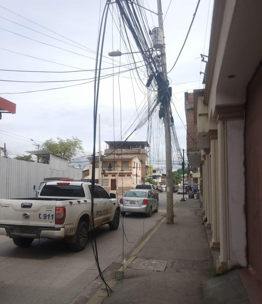Municipio de Portoviejo advierte sanciones por exceso de cables en los postes