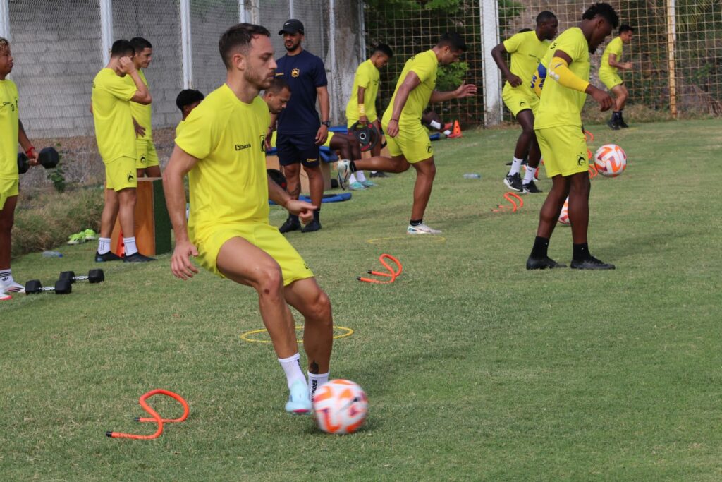 Jugadores de Delfín SC durante la práctica matutina del viernes 9 de mayo del 2025, en el complejo Los Geranios.