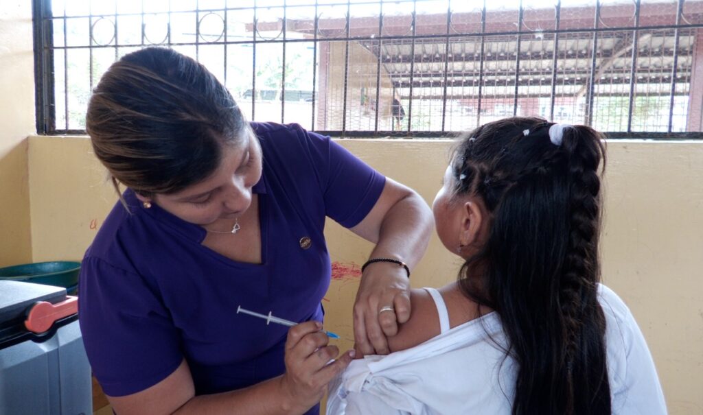 Jornada de vacunación para niños en Ecuador: Tosferina y fiebre amarilla en foco