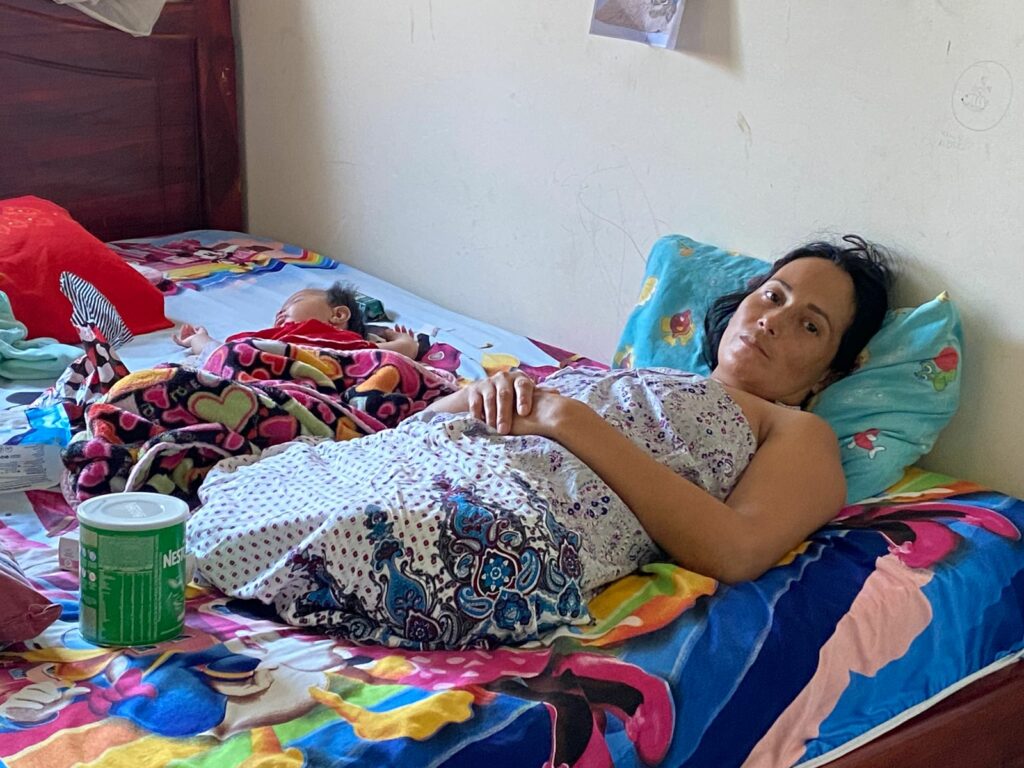 Erika Macías, de 36 años, solo quiere ver crecer a sus hijos; su última niña tiene tres meses.