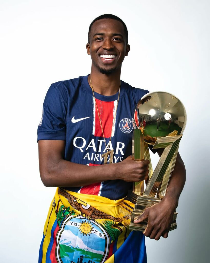 Willian Pacho, del PSG, con el trofeo de campeón de la Liga de Francia.