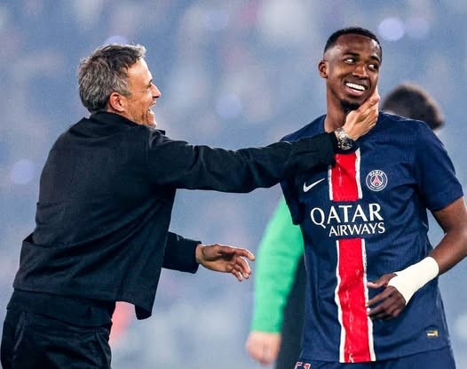 Willian Pacho destaca la confianza de Luis Enrique en su éxito con PSG