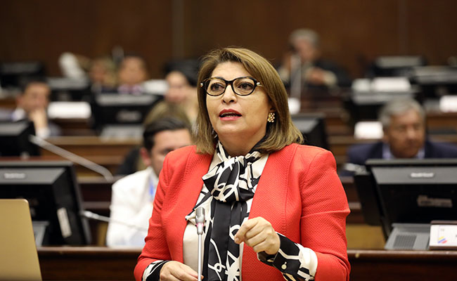 Wilma Andrade recibe condecoración nacional por su trayectoria diplomática