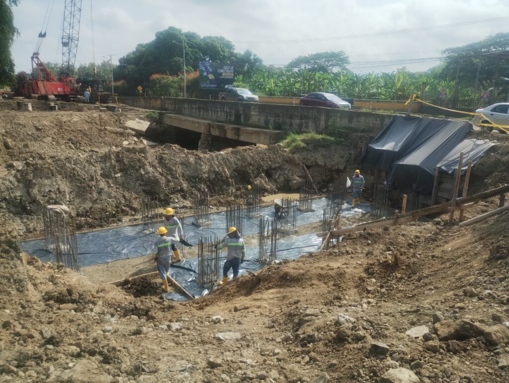 Ya se hincaron los primeros 17 pilotos para el puente de Lodana.