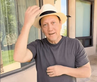 Rob Schneider recibe sombreros de paja toquilla como obsequio desde Montecristi