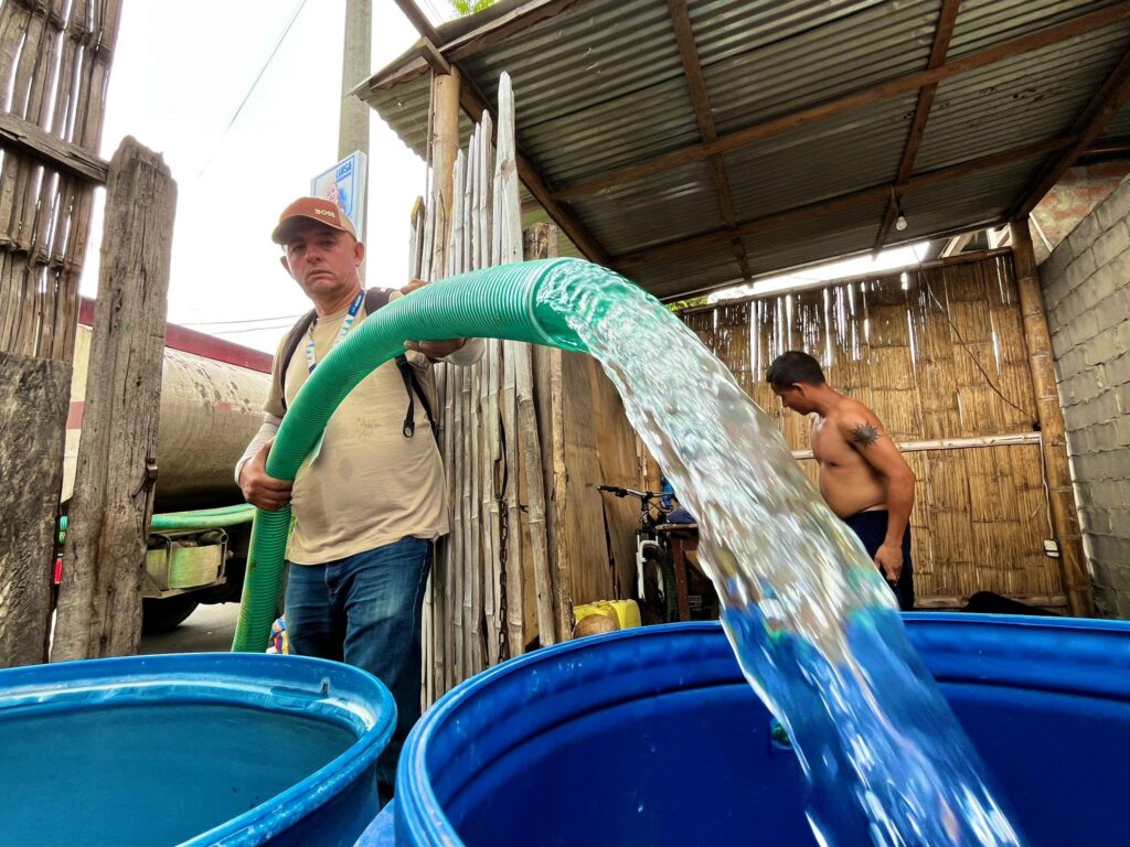 En Manta es frecuente que algunos sectores sufran desabastecimiento de agua a través de la red; en esos casos, la opción es obtener el líquido a través de tanqueros.