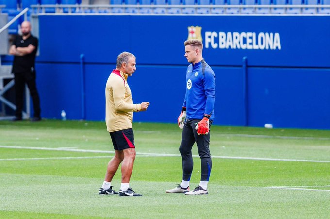 El arquero Marc-André ter Stegen, junto al entrenador del FC Barcelona, Hansi Flick.