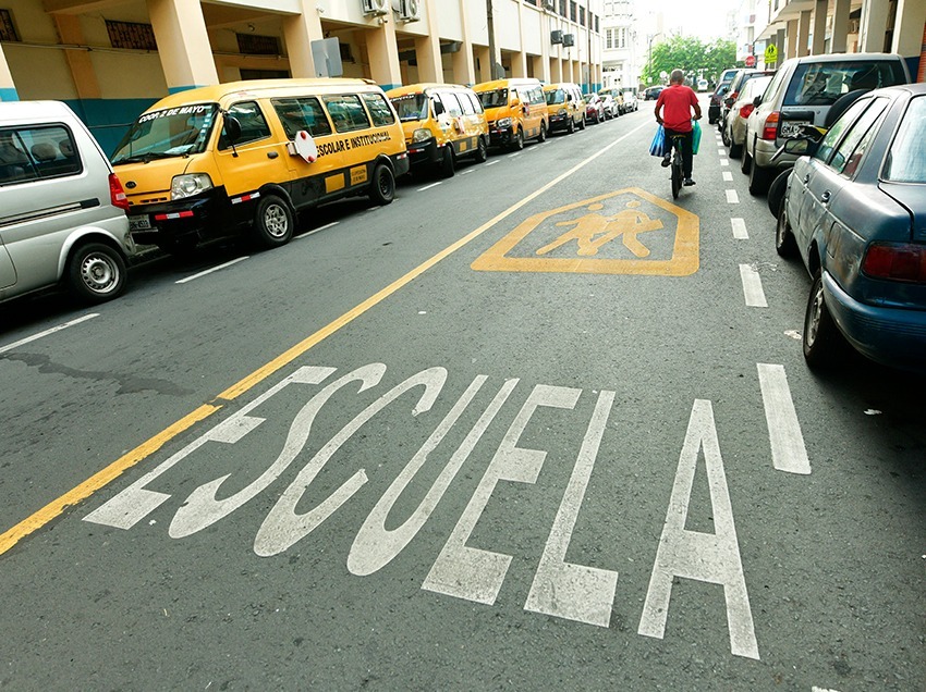 Esta iniciativa, que arrancó el 5 de mayo, despliega 500 agentes de tránsito en zonas de alta afluencia escolar.