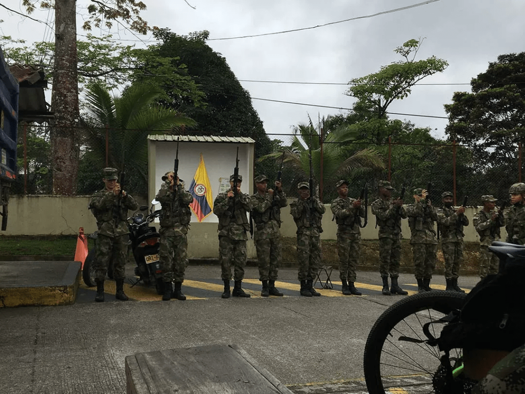 "Plan pistola" obliga a policías a ocultar su uniforme en Colombia