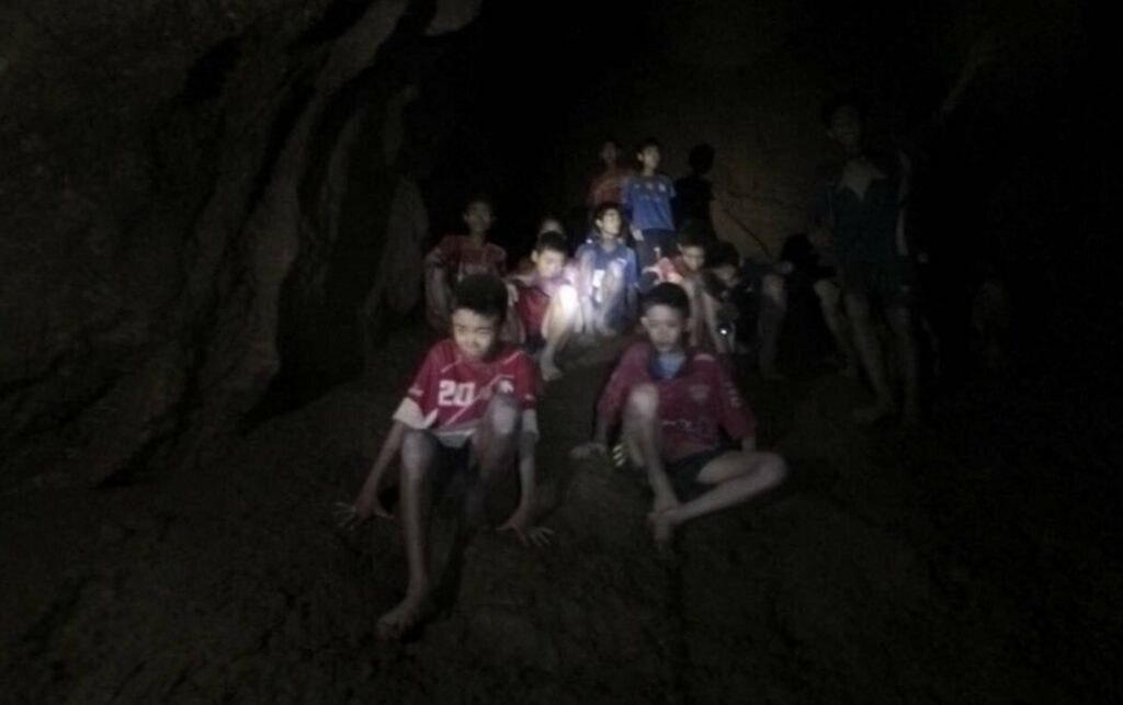 Envueltos por la implacable montaña y rodeados por la oscuridad, los niños y su entrenador perdieron todo sentido del tiempo.