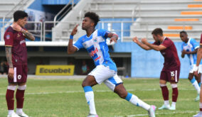 Daniel Valencia celebra uno de los dos goles que anotó ante Vinotinto.