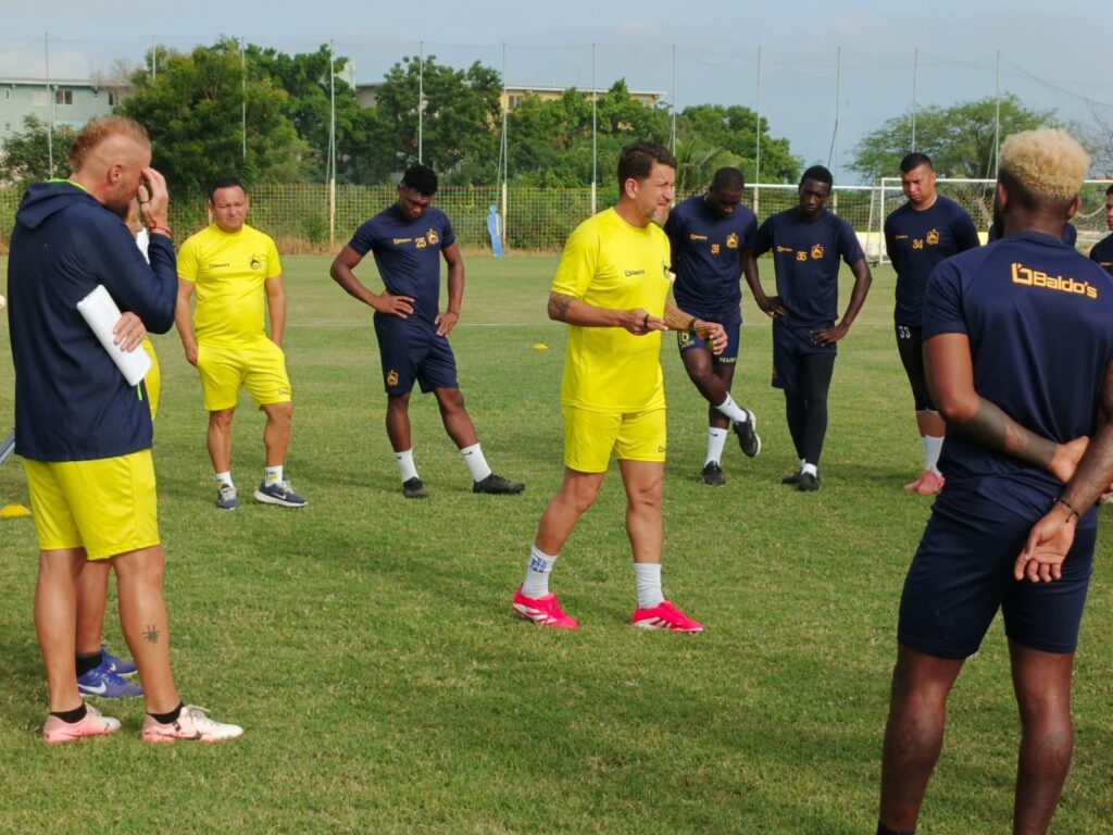 El técnico Patricio Urrutia en un entrenamiento con la plantilla de Delfín SC, en el complejo Los Geranios. FOTO: Delfín SC.