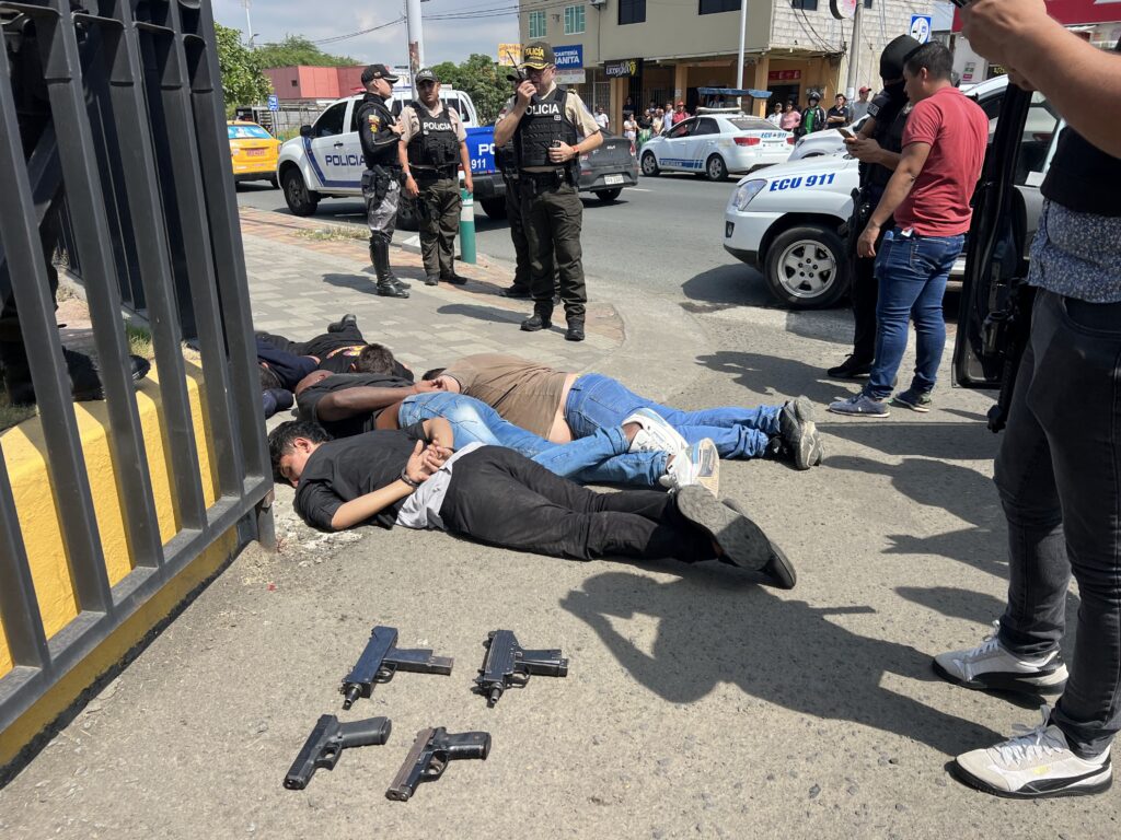 A los hombres los detuvieron cerca de un centro comercial.