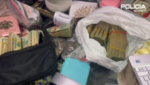 El dinero incautado durante el allanamiento.
