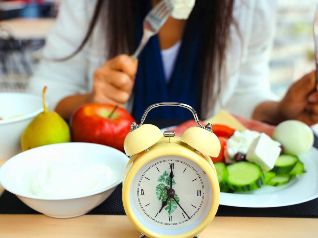 ¿Dejar de comer para estar más sano? Esto dice la ciencia sobre el ayuno intermitente