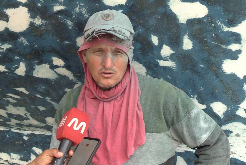 Martín Zamora, trabaja con fibra de vidrio, una alternativa que ha transformado la construcción naval.