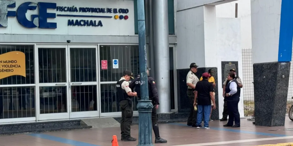 Pánico en Fiscalía de Machala: amenaza de bomba obliga evacuación total