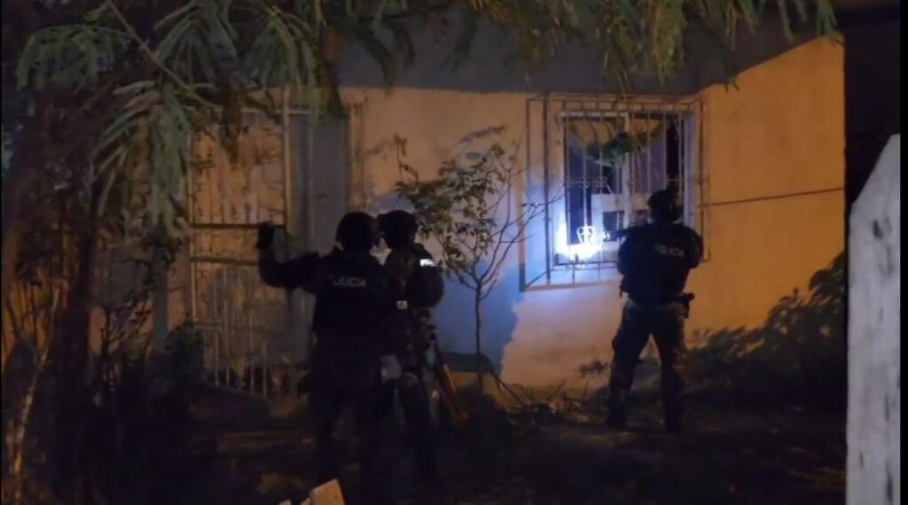 La Policía allanó una vivienda y detuvo a cuatro presuntos extorsionadores.