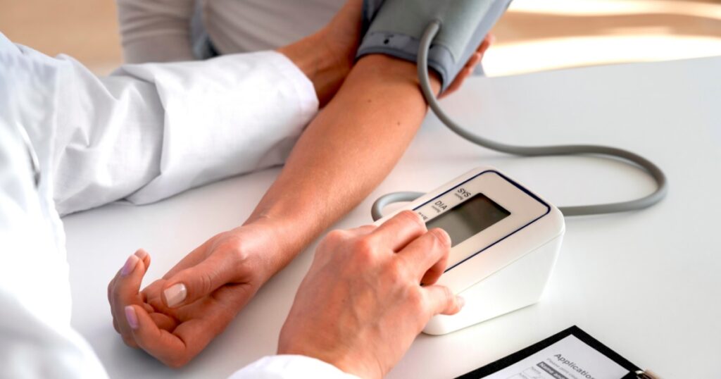 ¿Presión arterial alta? Descubre los alimentos que te ayudarán a controlarla de forma natural