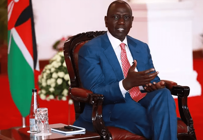 Autoridades de Kenia investigan ataque con zapato contra el presidente Rutto en acto público
