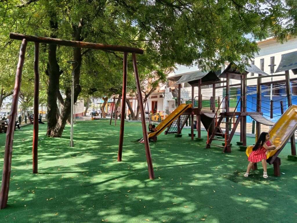 Juegos infantiles en el parque de La Madre; padres de familia piden mantenimiento para los mismos.