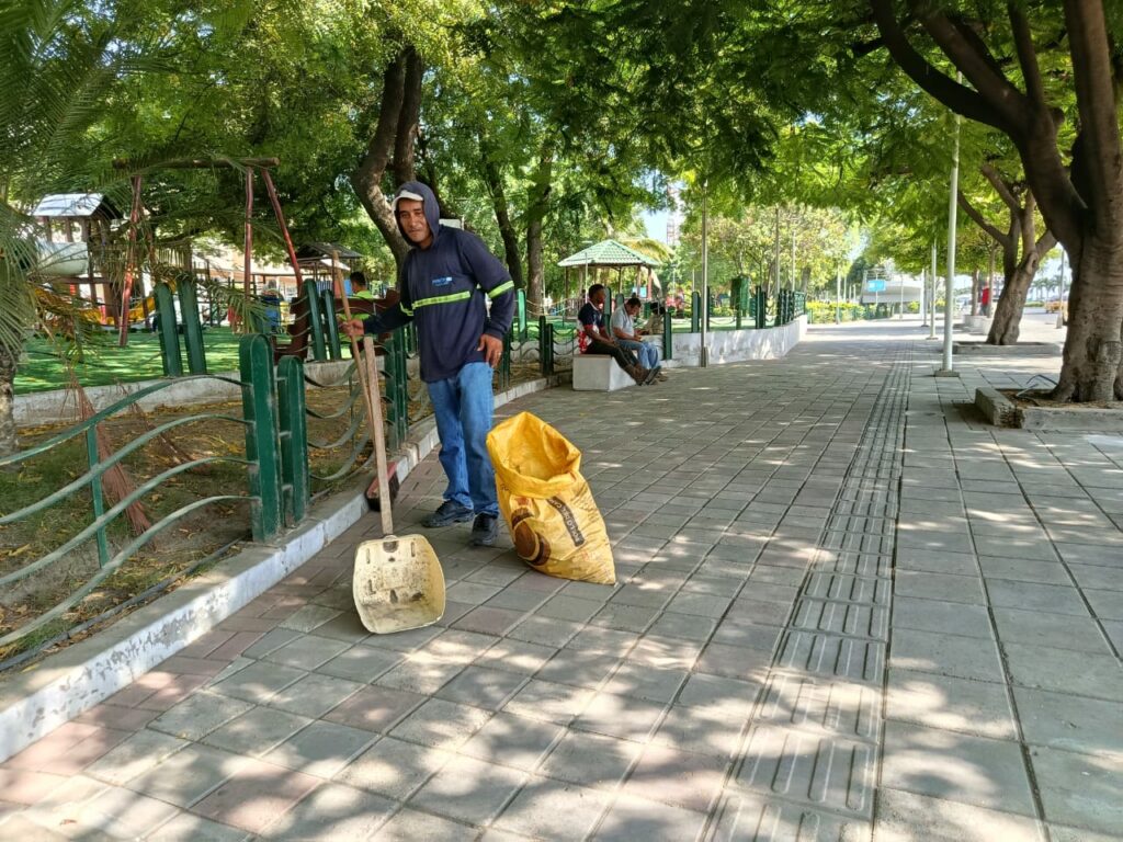 Los obreros municipales siguen realizando su labor en el barrido y recolección de desechos en la ciudad.