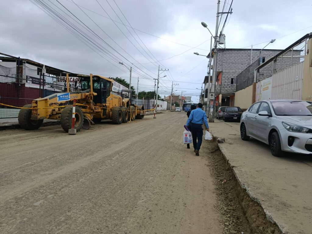 En la avenida 105, en Tarqui, dos maquinarias permanecían a un lado de la vía y en la zona no había obreros. Según el municipio, este martes se retoma la obra.