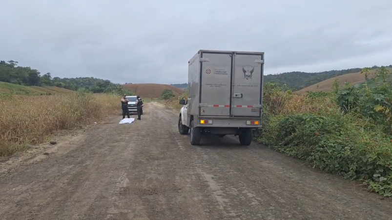 Policía investiga el hallazgo de una mujer sin vida, aún no identificada en la vía Colón - Quimis