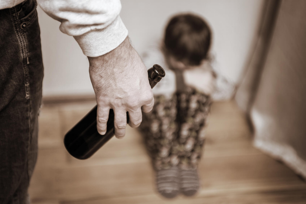 ¿Beber delante de tus hijos? Esto podría influir más de lo que crees, advierten expertos