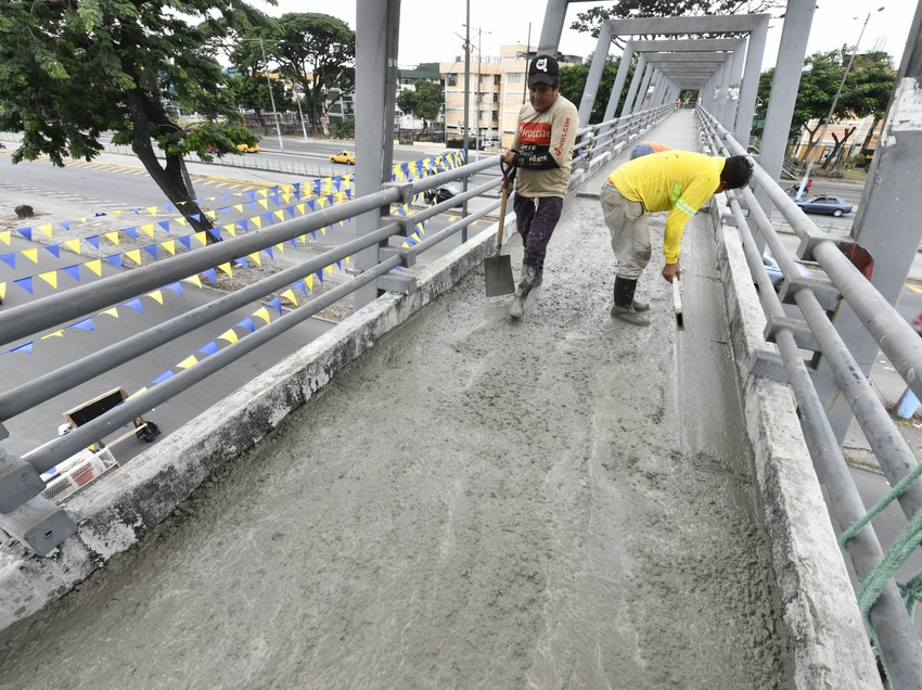 El Cabildo de Guayaquil ejecuta obras en pasos peatonales con alta afluencia.