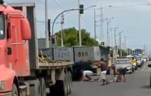 Un capture del video aficionado que captó el momento del robo.