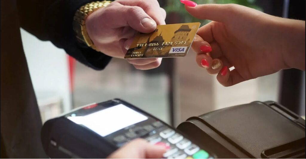 Los expertos recomiendan usar el crédito diferido solo para bienes de larga duración y planificar los gastos para no exceder el 30% del límite de crédito, evitando el sobreendeudamiento.
