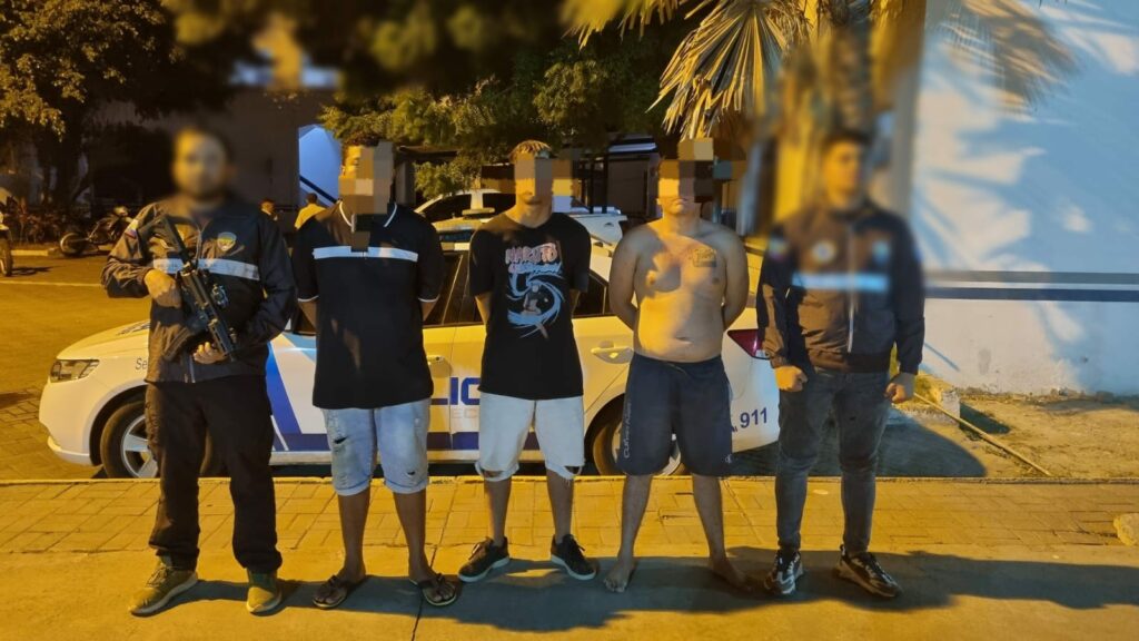 Los tres individuos detenidos y acusados de extorsionar locales comerciales.