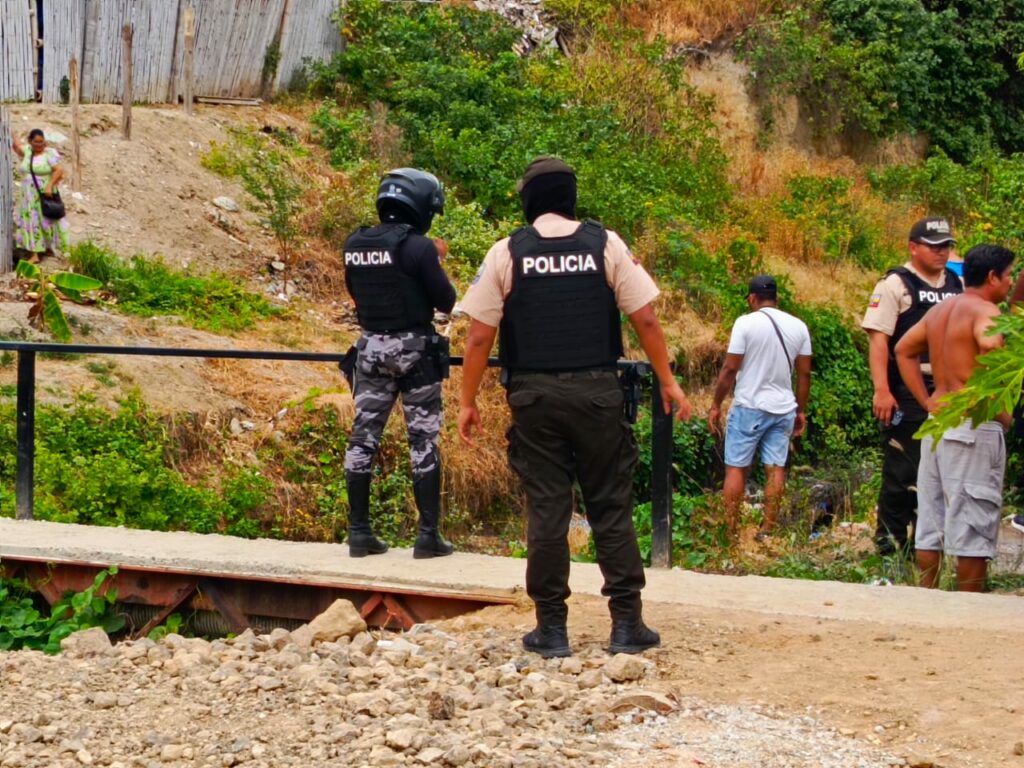 Sicarios siguieron a un hombre hasta asesinarlo. La víctima cayó a una quebrada.