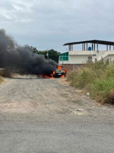 La camioneta usada por los sicarios fue quemada a unas cuadras de la escena del crimen.