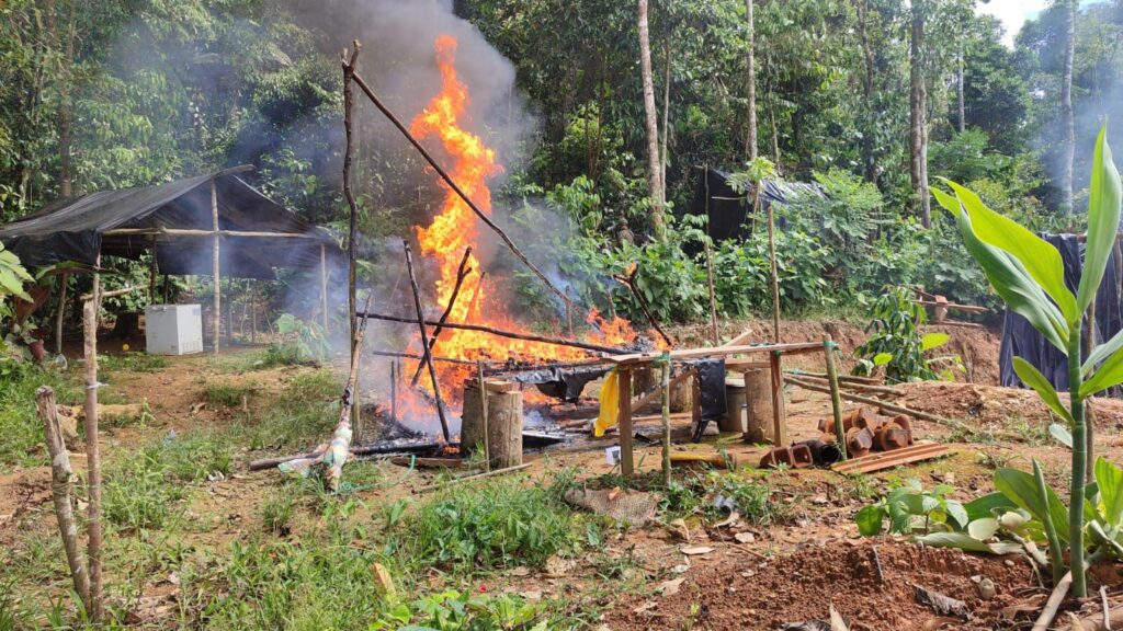 ¡Ataque Aéreo en Alto Punino! Destruyen Maquinaria de Minería Ilegal en Orellana