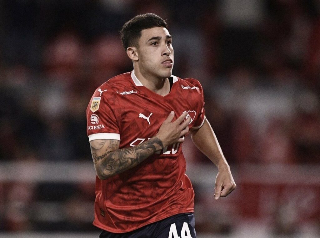 ¡Espectacular chilena! Montiel da victoria épica a Independiente