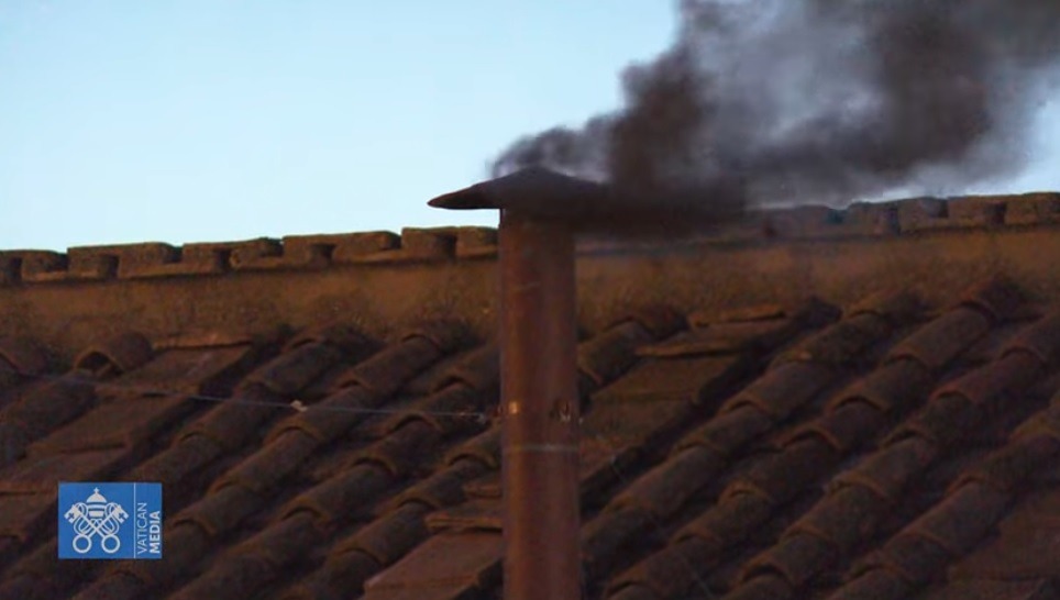 ¡Fumata negra! El mundo sigue esperando el nombre del nuevo papa, tras salir humo negro de la primera votación del cónclave