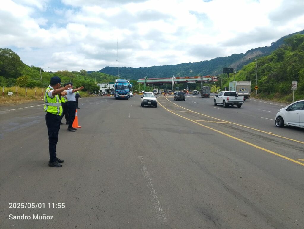 ¿Dónde está la plata Peaje Portoviejo-Montecristi recauda millones, pero la vía no mejora