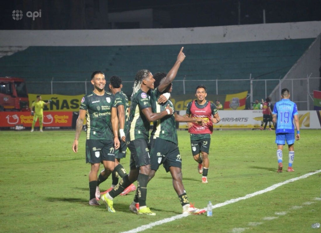 Jugadores de Orense SC celebran la victoria conseguida, en el estadio 9 de Mayo, ante Macará.