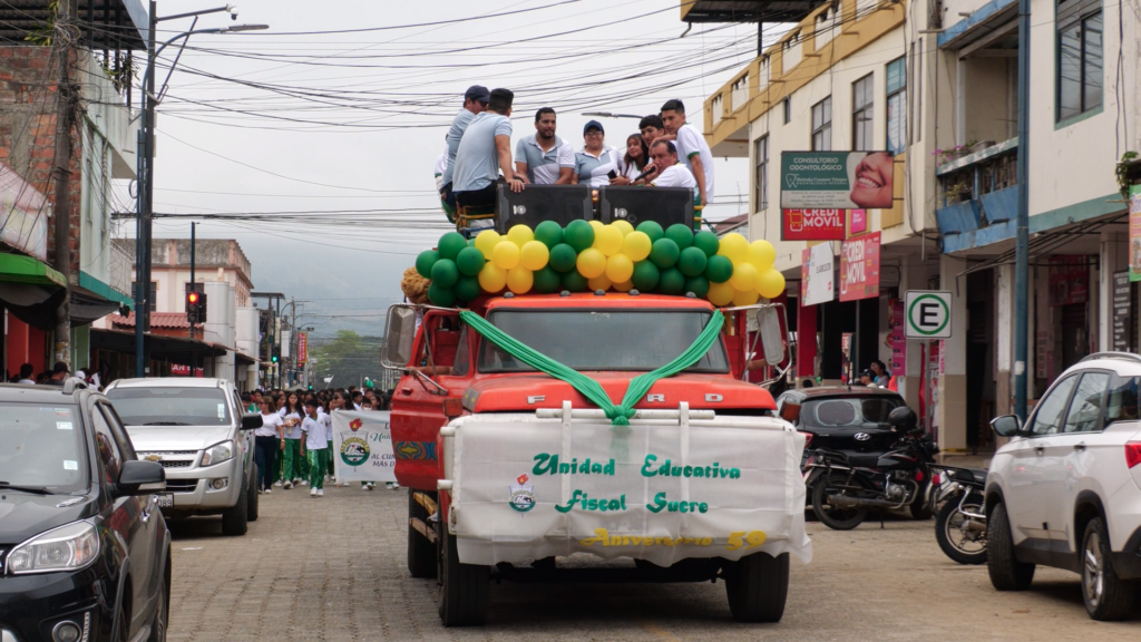 24 de Mayo: Colegio Sucre festeja 59 años de creación con desfile