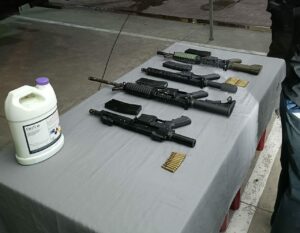 Las armas incautadas durante el operativo de detención.