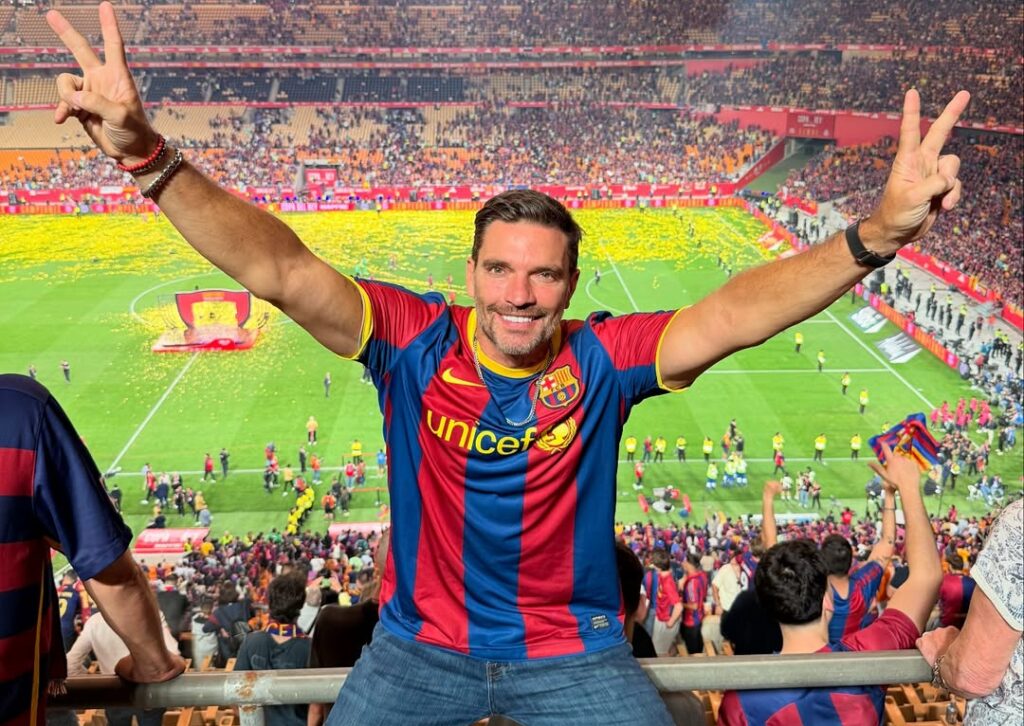 Julián Gil eternizo a Messi en su piel con un tatuaje de su autógrafo