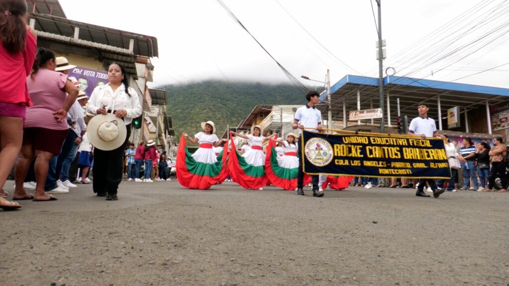 Estudiantes recorrieron calles de Montecristi