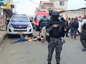 Los dos presuntos sicarios fueron abatidos por la policía y resultaron heridos.